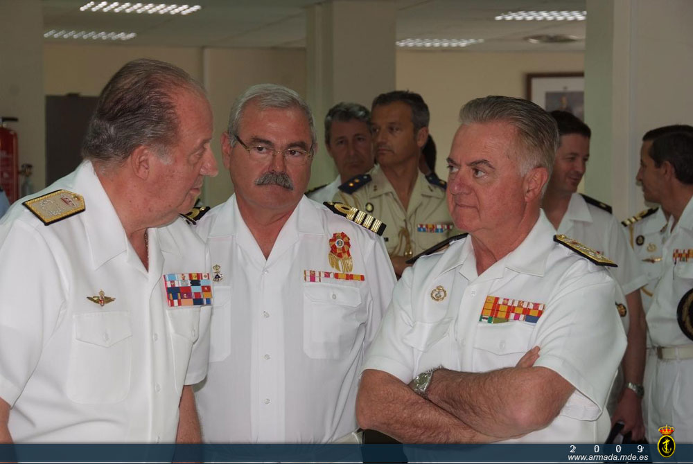 S.M.el Rey, junto al Jefe del Estado Mayor de la Armada y al director del Instituto Hidrográfico de la Marina 